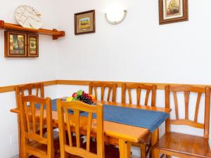 迈阿密普拉特亚Holiday Home Montalt I by Interhome的一间带木桌和椅子的用餐室