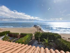 蒙特罗伊Holiday Home Marabou 2-0 by Interhome的享有海滩和大海的空中景致