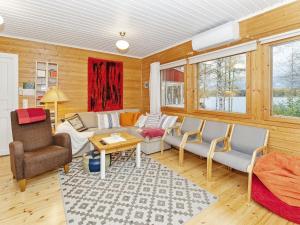 AhmovaaraHoliday Home Villa blanca by Interhome的客厅配有沙发和椅子