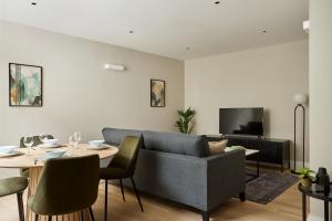 伦敦Chancery Lane by Viridian Apartments的客厅配有沙发和桌子