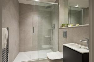 伦敦Chancery Lane by Viridian Apartments的带淋浴、卫生间和盥洗盆的浴室