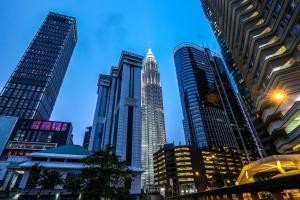 吉隆坡Calm Sojourn, Sky Suites KLCC的城市中一群高大的建筑