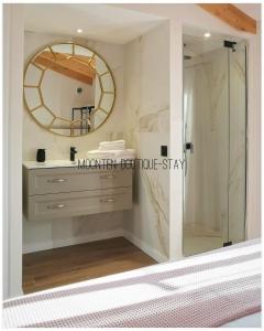 索列尔MOONTEN Boutique Stay的一间带镜子和水槽的浴室