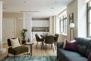 伦敦Chancery Lane by Viridian Apartments的带沙发的客厅和用餐室