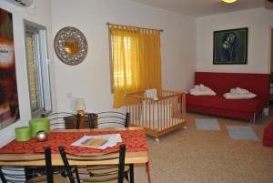 埃利法兹Elifaz Desert Experience Holiday的客厅配有桌椅和沙发