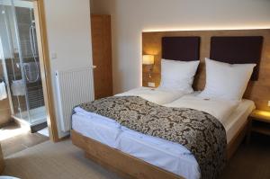瓦尔堡Hotel ten Hoopen Restaurant Deele的卧室配有一张带白色床单和枕头的大床。