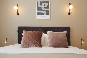 斯卡伯勒The Salisbury - Luxury Apartments by Stay In Scarborough的一间卧室配有带2个枕头和2盏灯的床