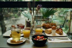 安特卫普玛特洛特酒店的餐桌上放有食物和橙汁的盘子