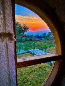 比尔瓦Hobbit House Bir的透过窗户欣赏日落美景