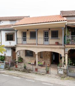 哈兰迪雅·德·拉·维尔CASA DOVELA的街边带阳台的老房子