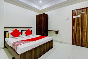 OYO Flagship 75008 Delta Suites Near Nexus Hyderabad客房内的一张或多张床位