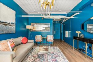 纳什维尔Country Classic at West End Living, Unit #203的客厅拥有蓝色的墙壁和沙发