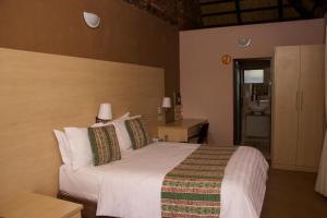 KingsmeadLovely safari room in Harare - 2181的一间带大床的卧室和一间浴室