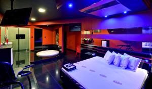 里贝朗普雷托Motel Deslize Ribeirão Preto的一间卧室配有一张紫色照明床