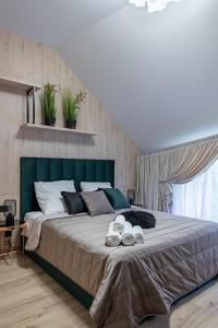 PodvorkiResto Park Традиція的卧室内的一张带绿色床头板的大床