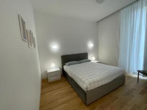 米兰IMHOME - Dante的一间卧室配有一张带2个床头柜和2盏灯的床。