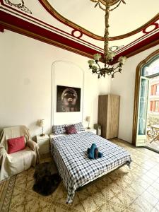 巴塞罗那Barcelona Central Apartments的一间卧室配有一张床和一张沙发