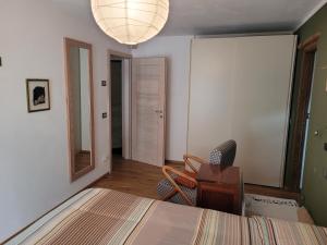 奥萨纳VALDISOLE-home的一间卧室配有一张床、一把椅子和镜子