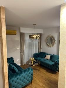 GrudeLea Lux Apartment的客厅配有蓝色的沙发和镜子