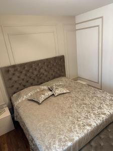 GrudeLea Lux Apartment的卧室内一张带床头板的床