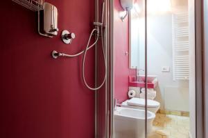锡库利亚纳马里纳B&B Fermata 106 da Carolina的红色的浴室设有卫生间和淋浴。