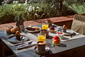 卡斯特利纳-因基安蒂洛坎达利皮亚塞酒店的一张桌子,上面有早餐食品和饮料