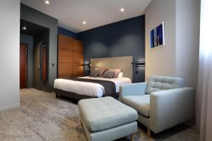 艾克斯莱班水酒店的配有一张床和一把椅子的酒店客房