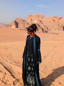 瓦迪拉姆Shahrazad desert, Wadi Rum的女人站在沙漠中