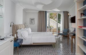 阿马尔菲Borgo Santandrea的一间带白色床的卧室和一个阳台