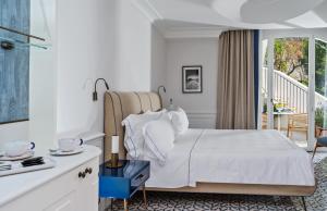 阿马尔菲Borgo Santandrea的一间白色卧室,配有床和阳台