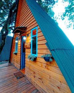 邦雅尔丁-达塞拉Chalés Recanto do Vale - GRALHA AZUL的小木屋,设有木甲板上的蓝色门
