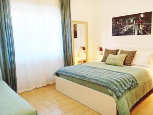 里乔内CasaRava Sul Parco的一间带床的卧室,位于带窗户的房间内
