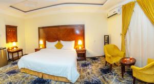 奈季兰فندق لمسات نجران的配有一张床和一把椅子的酒店客房