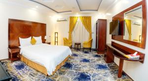 奈季兰فندق لمسات نجران的酒店客房带一张床和一架钢琴