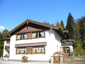 鲁波尔丁Ferienwohnung Kaidisch - Reiter的白色房子,有棕色的屋顶