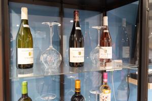 欧塞尔Le Domaine de la Clarté AUXERRE - VENOY的酒瓶和酒杯展示盒
