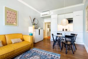 里斯本希亚多贾梅斯公寓|里斯本最佳公寓的客厅配有黄色的沙发和桌子