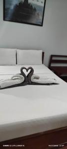 马尼拉duck inn manila的卧室床上的天鹅装饰