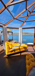 普诺Glamping Titicaca Perú的坐在船甲板上的黄色沙发