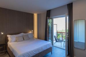 巴里Il Pumo - Apulian Rooms Bari Savoia的一间卧室设有一张床和一个阳台