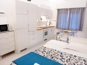 里乔内CasaRava Sul Parco的白色客房 - 带床和厨房