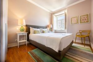 里斯本希亚多贾梅斯公寓|里斯本最佳公寓的一间卧室设有一张大床和一个窗户。