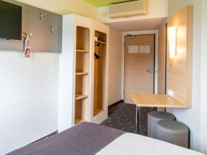 埃朗根埃尔朗根住宿加早餐酒店的客房设有一张床、一张书桌和淋浴。
