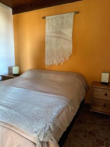 德尔迪阿布罗角El Mirador, Apartamento的卧室配有一张挂在墙上的床和窗帘