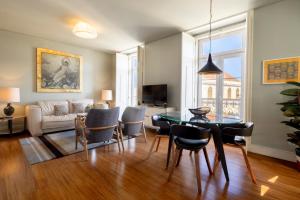 里斯本希亚多贾梅斯公寓|里斯本最佳公寓的客厅配有桌椅