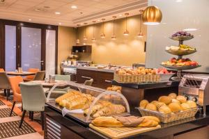 布达佩斯狮子的花园酒店的面包店在柜台上供应面包和糕点