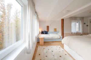 MundekullaMundekulla的一间卧室设有两张床和大窗户