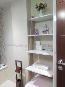 安特克拉CENTRO ANTEQUERA Moderno Apartamento de Santa Cruz的一间带白色架子和卫生间的浴室