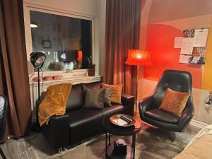 哥德堡昂尼克森酒店的客厅配有沙发和椅子