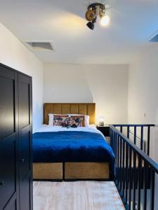 布雷达Sofia's Mansion的一间卧室配有一张带蓝色毯子的床